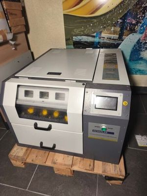 une machine posée sur une palette au sol