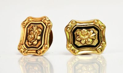 paire de boucles d'oreilles dorées et émaillées de noir, rehaussées de touches dorées