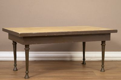 une image représentant une table en bois posée sur un parquet en bois dur