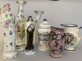many vases that are sitting on a shelf