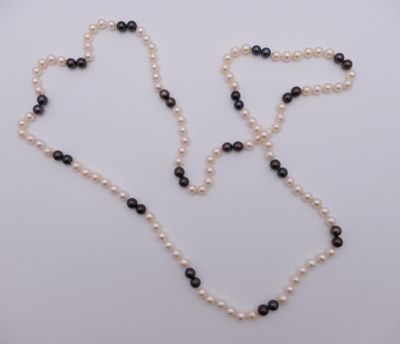 un gros plan sur un collier composé de perles et de perles noires