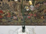 une lampe posée sur une table à côté d'un mur