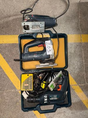 une boîte contenant des outils et une perceuse sans fil