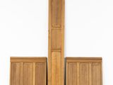 deux portes en bois et une armoire dans une pièce blanche
