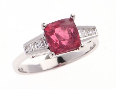 BAGUE en or gris 750 °/°° centrée d'un spinelle pesant 2,57 …