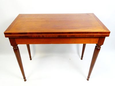 une image d'une petite table en bois sur fond blanc