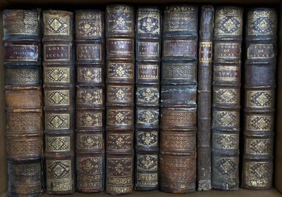 beaucoup de vieux livres dans une boîte sur l'étagère