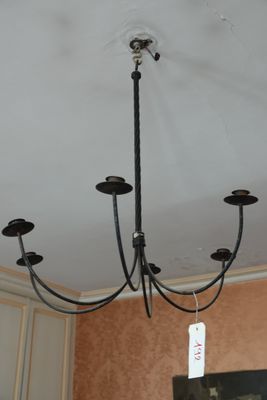 LUSTRE en fer forgé à six branches de lumière.