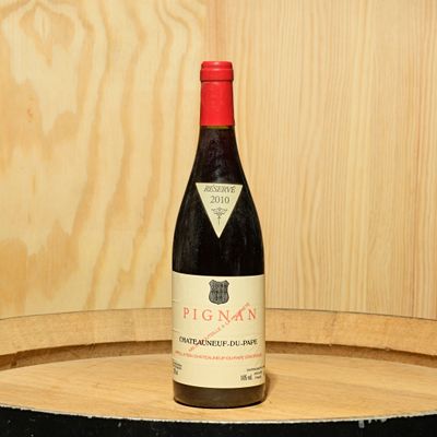 une bouteille de vin posée sur un tonneau