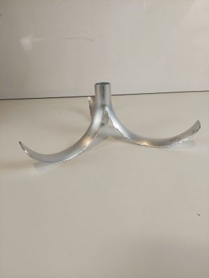 un objet métallique posé sur une table