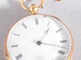 une montre de poche en or avec des chiffres romains