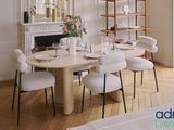 une salle à manger avec une table, des chaises et une bibliothèque