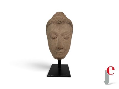 une image représentant une statue d'une personne coiffée d'un chapeau