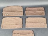 quatre morceaux de tissu beige ornés d'une étoile