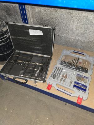 une trousse à outils dans un coffret posée sur une étagère