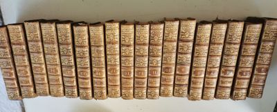 beaucoup de vieux livres rangés ensemble sur une étagère