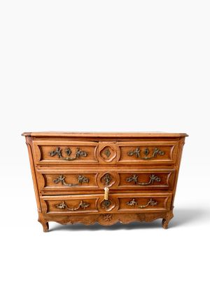 une image d'une commode sur fond blanc
