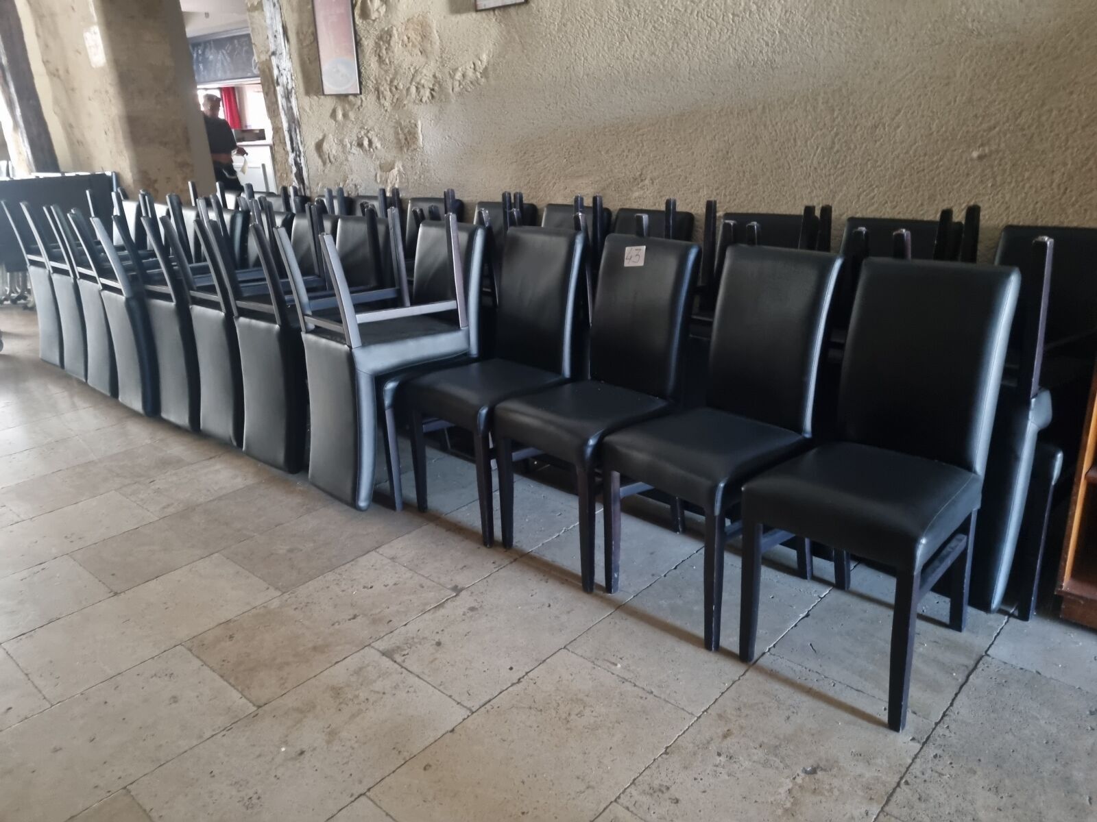 44 chaises simili noir