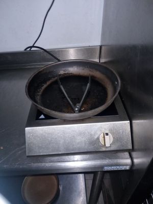 une poêle posée sur une cuisinière dans une cuisine