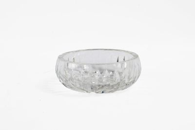 un saladier en verre transparent sur fond blanc, vide
