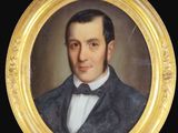 portrait d'un homme en costume et nœud papillon dans un cadre doré