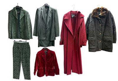 de nombreux types de vestes et de pantalons suspendus à des cintres