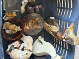 un panier rempli de coquillages de toutes sortes