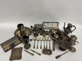 un assortiment d'argenterie comprenant des théières, des cuillères et d'autres objets