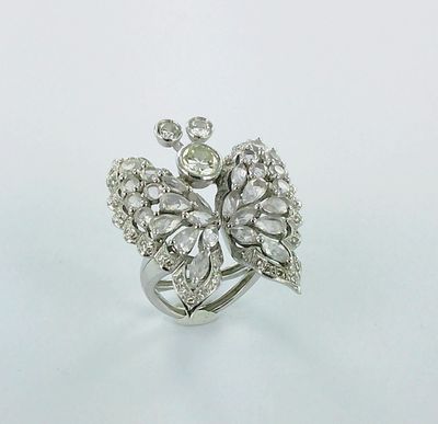 un gros plan d'une bague ornée de fleurs et de feuilles