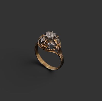 une image représentant une bague en or sertie d'un diamant blanc au centre