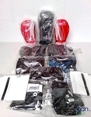 Lot d'équipements pour sports de combat : contient 2 paires …