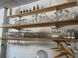 de nombreux verres à vin sur les étagères de la pièce