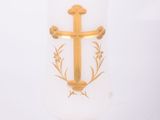 un vase en verre orné d'une croix dorée