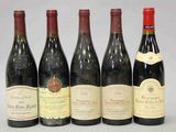 six bouteilles de vin sont alignées sur une table