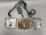 trois sacs à main en cuir accrochés à un mur métallique