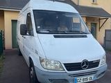 une camionnette blanche garée devant une maison