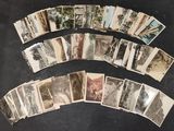 une vieille photo d'un tas de vieilles photos sur une table