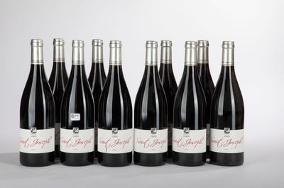six bouteilles de vin rouge alignées