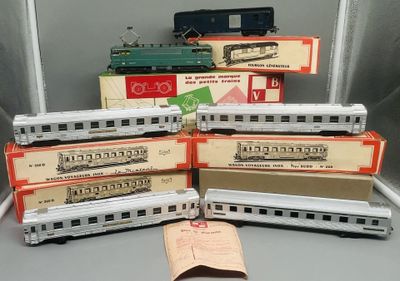 cinq wagons et une boîte remplie de cartons posée sur une table