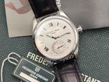 une montre posée sur un bagage