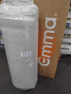 un gros rouleau de papier toilette posé à côté d'un carton