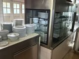 beaucoup d'assiettes sur le plan de travail de la cuisine
