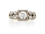 une bague ancienne ornée de trois rangées de diamants au centre