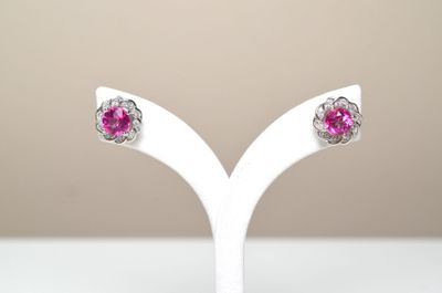 paire de boucles d'oreilles à clous en tourmaline rose et diamants, présentées sur un socle blanc