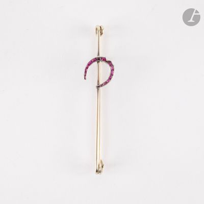 un gros plan sur une paire de baguettes posées sur une surface blanche