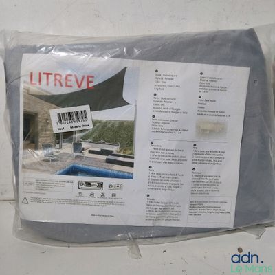 une photo d'une serviette emballée dans du plastique