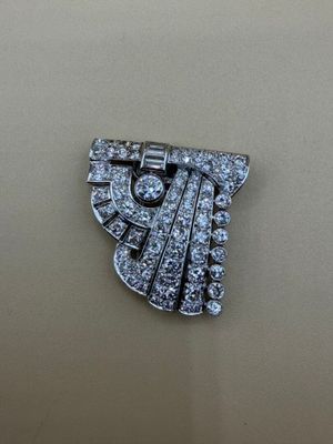 Broche Art Déco en or gris de forme clip, ornée d'un pavage …