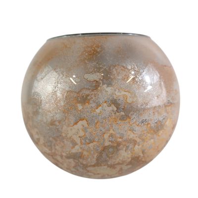 une image représentant un vase en verre sur fond blanc
