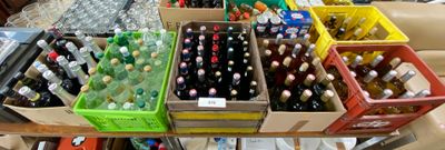 Des bouteilles de bière sont empilées sur un carton dans un magasin