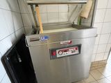 une photo d'une cuisine professionnelle équipée d'un lave-vaisselle en acier inoxydable